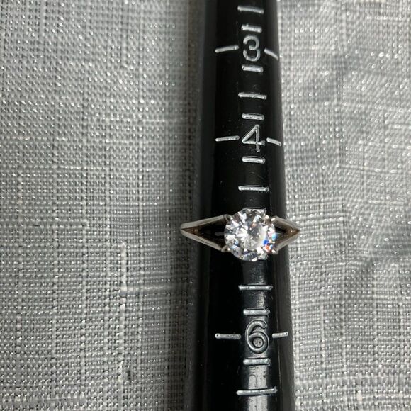 Stunning Silver and 1 Carat CZ Solitaire Ring Size 5 - Picture 2 of 4